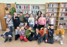 Powiększ zdjęcie Uczniowie z bibliotekarką