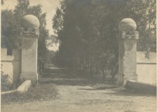 Powiększ zdjęcie Wjazd do pałacu Skrzyńskich w Zagórzanach; fot. Bohdan Jaciow 