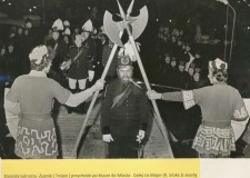 Powiększ zdjęcie Gwarkowie na rynku. Starosta Górniczy — Żupnik przychodzi po klucze do miasta 