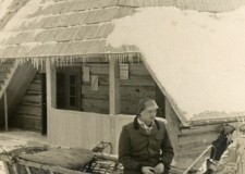 Powiększ zdjęcie Leopold Kolarzyk przy schronisku na Magurze Małastowskiej