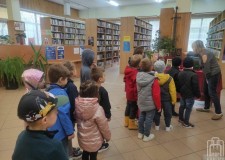 Powiększ zdjęcie Bibliotekarka opowiada dzieciom o książkach