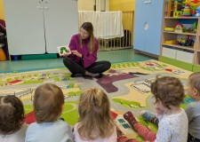 Powiększ zdjęcie Bibliotekarka czyta Bardzo głodną gąsienicę