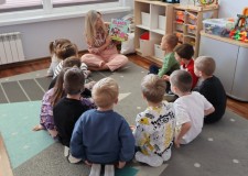 Przejdź do - Bibliotekarka%20czyta%20opowiadanie%20o%20przygodach%20Elmera