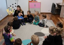 Powiększ zdjęcie Bibliotekarka%20czyta%20opowiadanie