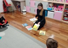 Przejdź do - Bibliotekarka%20prezentuje%20Wyprawkę%20grupie%20starszaków