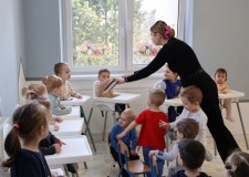 Powiększ zdjęcie Dzieci%20oglądają%20książkę%20z%20klapkami