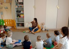 Powiększ zdjęcie Dzieci%20poznają%20książkę%20z%20kolorami