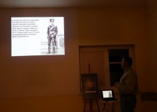 Powiększ zdjęcie Bogusław Głód prezentuje życiorys Antona Ludwiga Friedricha Augusta von Mackensena