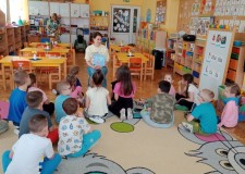 Przejdź do - Bibliotekarka%20czyta%20przedszkolakom