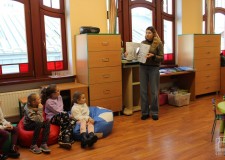 Powiększ zdjęcie Bibliotekarka pokazuje Książkę z Dziurą 