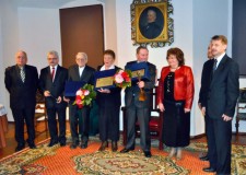 Powiększ zdjęcie Zbigniew Majcher w Szymbarku z wyróżnieniem Pro Publico Bono 2013
