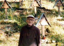 Powiększ zdjęcie Zbigniew Majcher na tle cmentarza nr 123 Łużna–Pustki