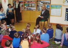 Powiększ zdjęcie Zbigniew Majcher na spotkaniu z dziećmi opowiada o cmentarzu nr 123 oraz o bitwie gorlickiej