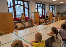 Powiększ zdjęcie Prelegentka pokazuje dzieciom książkę o wilkach
