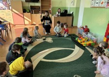 Powiększ zdjęcie Przedszkolaki słuchają jak otrzymać ksiązki z wyprawki czytelniczej