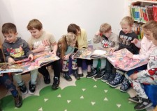 Przejdź do - Starszaki%20przeglądają%20czytelniane%20książki