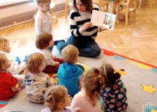 Powiększ zdjęcie Żłobkowicze szukają choinki w książce