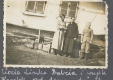 Powiększ zdjęcie 9.	Przed domem dziadków przy ul. Stróżowskiej w Gorlicach