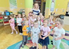 Powiększ zdjęcie Przedszkolaki%20wraz%20z%20bibliotekarką
