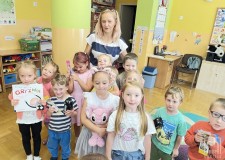 Powiększ zdjęcie Pamiątkowe zdjęcie przedszkolaków z bibliotekarką