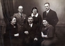 Powiększ zdjęcie Rodzina Terleckich w Złoczowie przed II wojną światową. W pierwszym rzędzie od lewej: Stanisława Ziubrynowicz, Franciszek Jędrusik — pradziadek, Stefania Terlecka — babcia. W drugim rzędzie od lewej: Tadeusz Terlecki — wujek, Kazimiera Terlecka — mama 