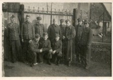 Powiększ zdjęcie Władysław Mucha (czwarty od prawej)