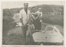 Powiększ zdjęcie Rodzina Papużyńskich z dziećmi