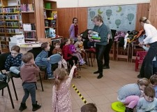 Powiększ zdjęcie Przedszkolaki w filii Magdalena w czasie spotkania