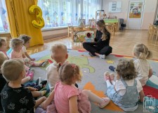 Przejdź do - Bibliotekarka%20czyta%20dzieciom