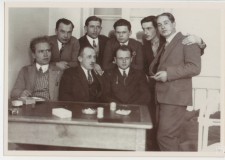 Powiększ zdjęcie W akademiku we Lwowie, Aleksander Świrad pierwszy z prawej