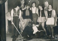 Powiększ zdjęcie Zespół teatralny internatu gorlickiego „Ekonomika” prowadzony przez Marię Zabierowską
