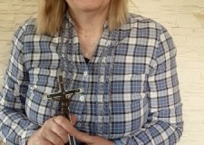 Powiększ zdjęcie Marta Ryndak z Krzyżem Misyjnym poświęconym przez Jana Pawła II