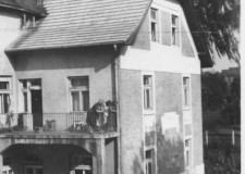 Powiększ zdjęcie Blok przy ul. Ściegiennego, gdzie mieszkała rodzina Hajduków (przedwojenne Kasyno Robotnicze, część została zburzona w 1945 roku przez bombę)