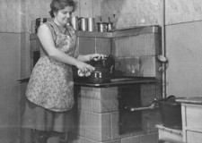 Powiększ zdjęcie Wiesława Hajduk (mama) w kuchni przy ul. Ściegiennego