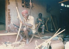 Powiększ zdjęcie Miejscowy wyrób kusz używanych do polowania