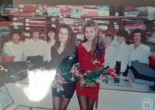 Powiększ zdjęcie Dwie „Miss-ki” z Gorlic: od lewej Marzena Karasińska i Ewa Wachowicz w sklepie „Adam i Ewa”, który je ubrał 