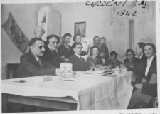 Powiększ zdjęcie Chrzciny Jacka Galanta (8 lutego 1942 r.). Od lewej: Jan Tułecki (z monoklem), hr. Maria Sobańska ze Skrzyńskich. Z tyłu: nauczycielka języka angielskiego (zwana Miss, Angielka), NN, Aleksander Sobański (syn Marii), Irena Galant z synem Jackiem, NN. Stoją