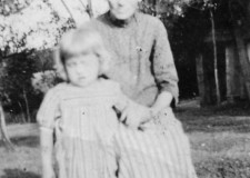 Powiększ zdjęcie Kunegunda Gryboś z d. Wałęga (prababcia Krystyny Janik) z wnuczką Józefą Kożuch z d. Tabor