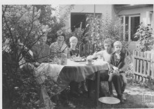 Powiększ zdjęcie Rodzina na podwórku w Warszawie, po odbudowie zburzonego domu podczas powstania warszawskiego