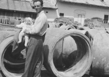 Powiększ zdjęcie Adam Świątek z córką Ewą przy betoniarni przy ul. Rzeźniczej w Gorlicach