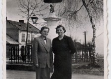 Powiększ zdjęcie Zofia Sylwester-Urzędowska z matką Anną Falarz