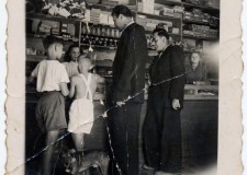 Powiększ zdjęcie Zofia Sylwester-Urzędowska w USA przed Restauracją Odessa, gdzie pracowała