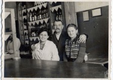 Powiększ zdjęcie Restauracja Hotelowa; w środku teść Zofii — Roman Sylwester, z prawej Zofia