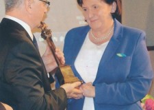 Powiększ zdjęcie Danuta Szpyrka odbiera nagrodę „Pro Publico Bono”