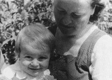 Powiększ zdjęcie Stanisław Szymański z mamą