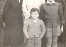 Powiększ zdjęcie Rodzina Sekułowiczów: od prawej babcia Ludwika, Janusz Sekułowicz, brat babci, babcia Halina, N.N.