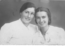 Powiększ zdjęcie Zofia Michalik (mama Doroty Żmijowskiej) i Maria Czuchnowska (siostra Mariana Czuchnowskiego)
