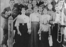 Powiększ zdjęcie Grupa założycielska Towarzystwa Teatru i Chóru Włościańskiego w Łużnej, 1912 r.