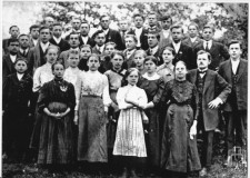 Powiększ zdjęcie Towarzystwo Teatru i Chóru Włościańskiego w Łużnej, 1912 r. (najniższa wzrostem — Wiktoria Urban, przyszła teściowa Doroty Żmijowskiej)