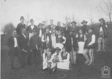 Powiększ zdjęcie Łużnianie w sztuce pt. „Karpaccy górale”, autorstwa Józefa Korzeniowskiego (1935 r.). Obsada: Zofia Salwa (mama), po lewej Kazimierz Michalik (tata), od prawej Franciszek Salwa (brat mamy) i w lewo Franciszek Żmijowski (teść)